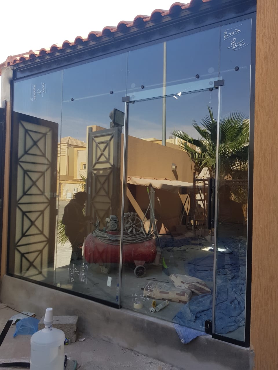 واجهة زجاجية لمحل في الرياض